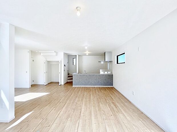 ◆4号棟◆～Living～　リビングに階段のある間取りです♪家族のコミュニケーションがスムーズに取れますね♪ゆとりある暮らしと心地よい住環境が紡ぐ贅沢な時間をご家族みんなでお過ごし下さい。