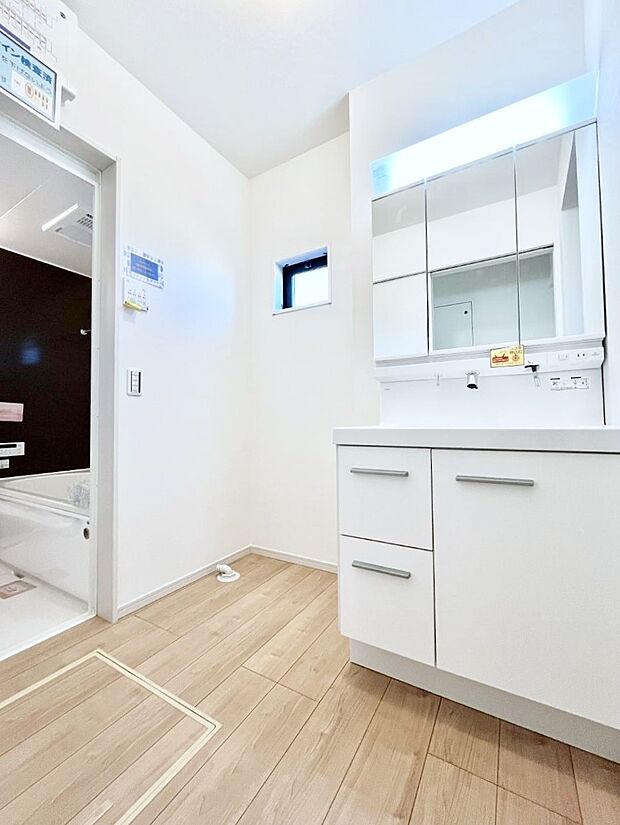 ◆4号棟◆清潔感のある快適空間です。毎日の身支度も気持ち良くお使い頂けます。 