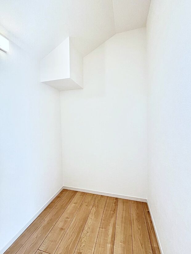 ◆4号棟◆～Walk-in Closet～　たくさんの洋服をかけてもシワになりにくいウォークインクローゼット。洋服以外にも、普段使わない家電やスーツケース、ストック品など何でも片付く嬉しい空間です。