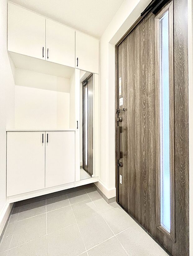 〜Entrance〜 下駄箱ミラー付なので、お出かけ前の身だしなみチェックに◎♪玄関はお客様をお出迎えする一番最初の場所、帰ってくる時に入る最初の場所。そんな場所だからこそ、より良い空間に…♪