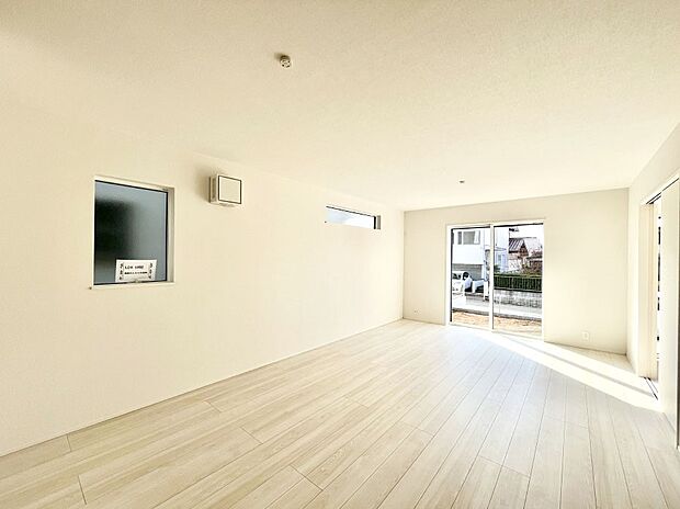 ~Living~ 飽きの来ないシンプルでおしゃれなLDK。大きな窓から日差しが差し込むので室内も明るく、家族の憩いの場としてピッタリです。開放感と日当たりの良さを是非ご覧ください!