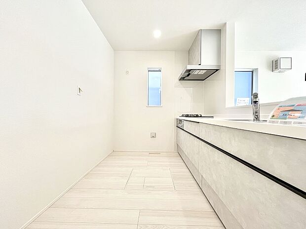 〜Kitchen〜 自然光が入る窓のあるキッチン☆毎日使う場所だからこそ、使い勝手を考慮しました。ゆったりとしたキッチンコーナーは質感豊かな仕上がりとなっております。