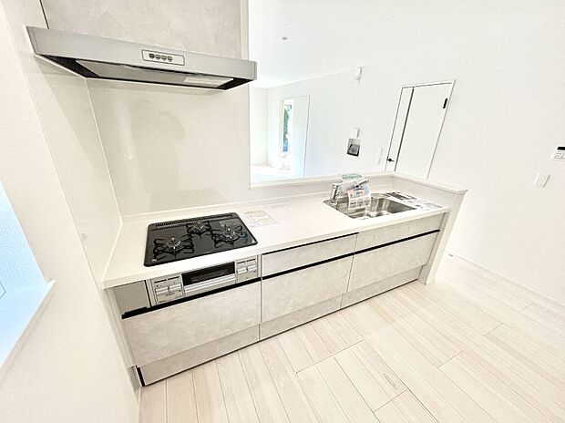 〜Kitchen〜 リビングが見渡せるカウンターキッチン。 料理をしながら家族とコミュニケーションをとれるだけでなく、大きな開放感も得ることができます。 お子様の成長も感じることができますね!