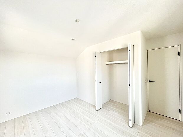 ~Bed Room~ 全居室には収納クローゼットを完備!普段使いのお洋服や小物はもちろん、季節物のお洋服などもしっかりと整理整頓おしまい頂けます。 居室空間を広く使用できますね。