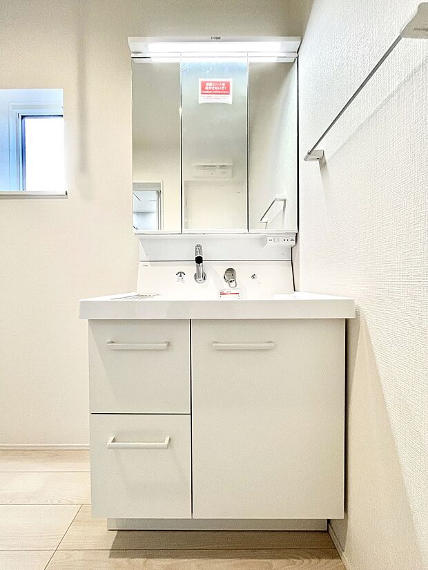 〜Dressing Room〜 暗くなりがちな洗面所も窓があると採光と換気が可能なので気持ちよくお使い頂けます。三面鏡タイプの洗面台は鏡裏収納で散らかりがちな洗面所もスッキリ♪