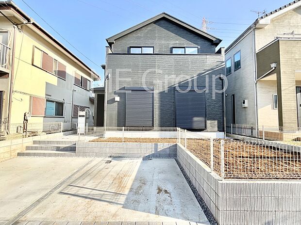 ~Exterior~ 堂々たる趣ながら、主張し過ぎずどこか余裕を感じさせるシャープなフォルムで佇む邸宅は、晴天の空と照らし合わせる事で、本来あるべき完成形の姿を見せてくれます。