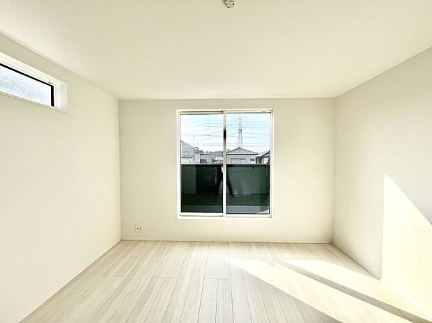 〜Bed Room〜 バルコニーからの採光で朝もスッキリ目が覚めそうですね!穏やかな光が差し込む室内には、穏やかな時間が流れます。休日には、落ち着いた空間で自分の趣味を楽しむのはいかがですか。