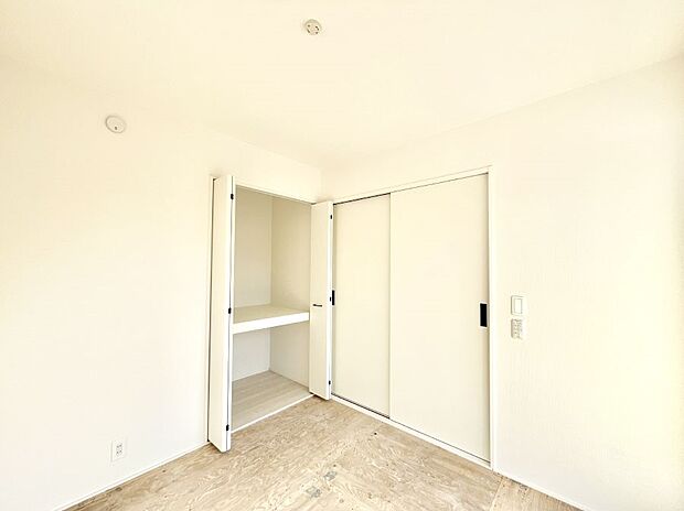 ~Japanese Room~ LDK隣接の和室は、アイロンがけなど奥様の家事スペースとして、また小さなお子様のいるご家庭ではお昼寝やおむつ替えの場としてご活用いただけます。