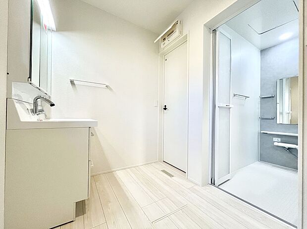 ~Dressing Room~ 清潔感溢れる色合いで統一されていると、スッキリと整った印象をうけます。 鏡の裏にはたっぷりと収納スペースを標準装備! 水廻りは、シンプルかつ機能性を重視して。