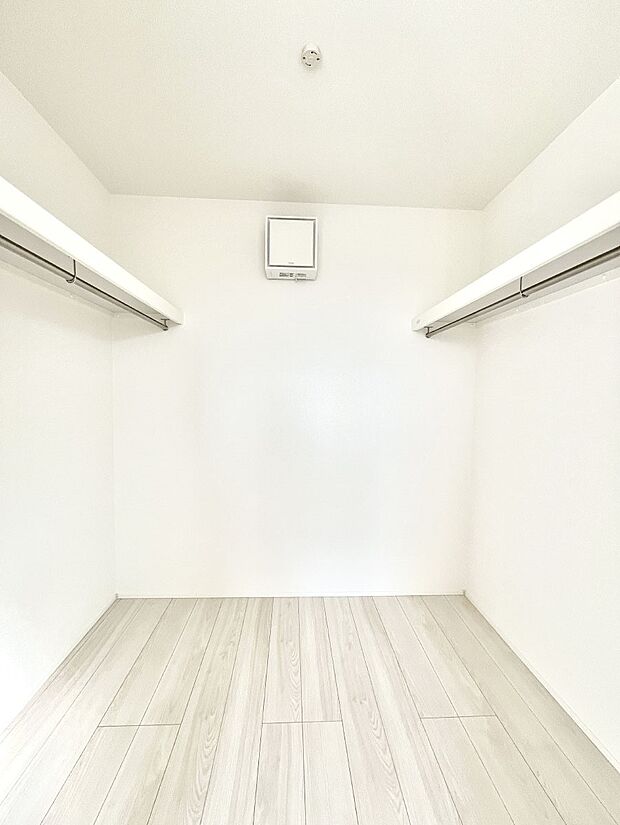 ~Walk-in Closet~ 必要なものやコーディネートを一覧して確認でき、身支度や準備が短時間で済むウォークインクローゼットを設置しました。家の中をすっきりとさせる便利な収納スペースです。