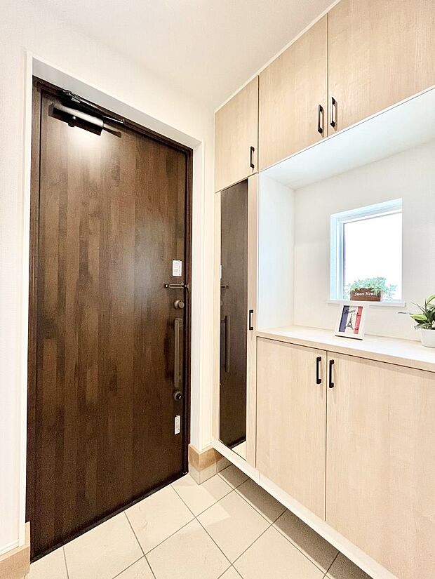 〜Entrance〜　玄関は家の顔といわれますが我が家のセンスをさりげなく感じさせる魅力ある玄関造りも楽しみの一つ。帰宅する度に家族がほっとできる心地よい空間造りも大切ですね♪