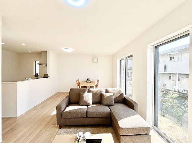 〜Living〜豊かな陽光がこの場所を照らしだす。光溢れるこの空間はみんなの笑顔が集う場所、時を忘れ、つきることのないたわいもない会話を楽しむ時間、たくさんの思いが綴られる場所。