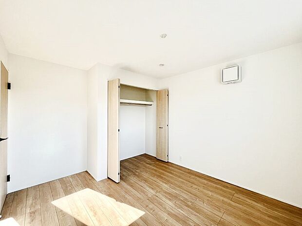 〜Bed Room〜全居室には収納クローゼットを完備！普段使いのお洋服や小物はもちろん、季節物のお洋服などもしっかりと整理整頓おしまい頂けます。  居室空間を広く使用できますね。