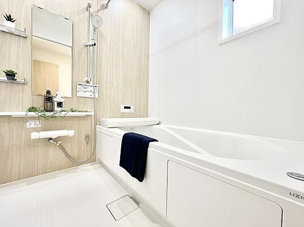 〜Bath Room〜　落ち着いた雰囲気の浴室で明日に向けてリフレッシュ。浴室乾燥機能も付いているので隣の洗濯機置き場で洗い上がった洗濯物を、雨の日も天気を気にせず乾燥させることも可能です。