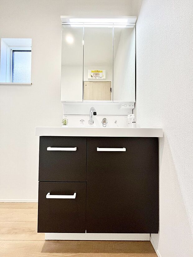 〜Dressing Room〜　十分な大きさの洗面台は収納もさる事ながら、身だしなみチェックや歯磨きなど、朝の慌ただしい時間でもホテルライクなスペースで余裕とゆとりを感じて頂けます。
