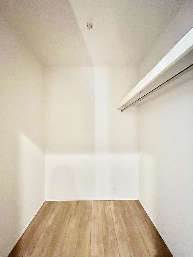 〜Walk-in Closet〜　たくさんの洋服をかけてもシワになりにくいウォークインクローゼット。洋服以外にも、普段使わない家電やスーツケース、ストック品など何でも片付く嬉しい空間です。