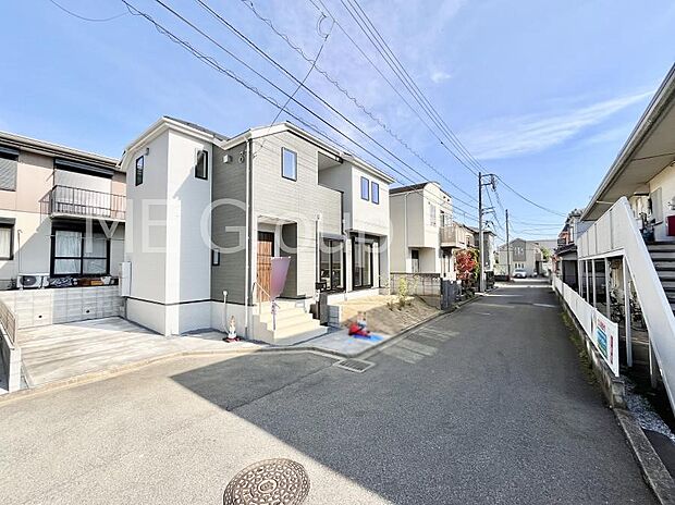 〜Exterior〜 前面道路は閑静な住宅地をはしる車通りの少ない道路。駐車の出し入れもらくらくです！ご不明点・現地見学のご希望は、お気軽にお問い合わせください！