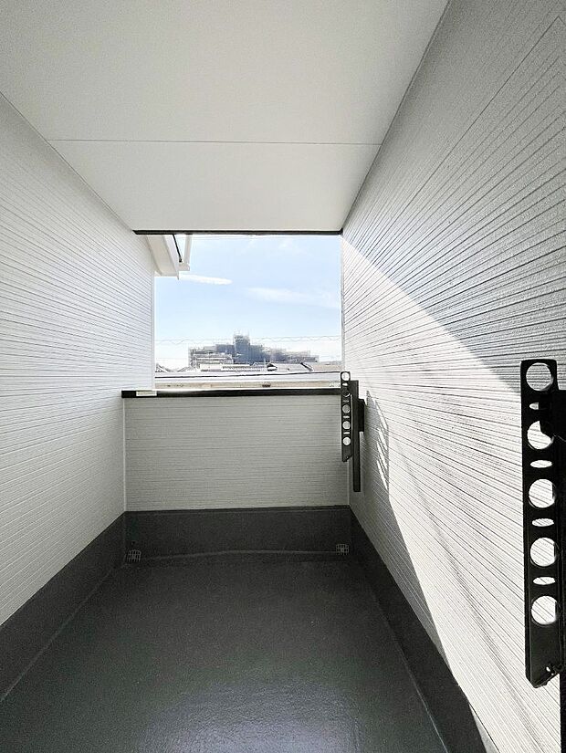 〜Balcony〜　インナーバルコニーは洗濯物を干すスペースとして急な雨で洗濯物が濡れてしまうのを防いでくれます◎チェアでくつろいだり、夏には周りを気にせずビニールプールが楽しめますね♪