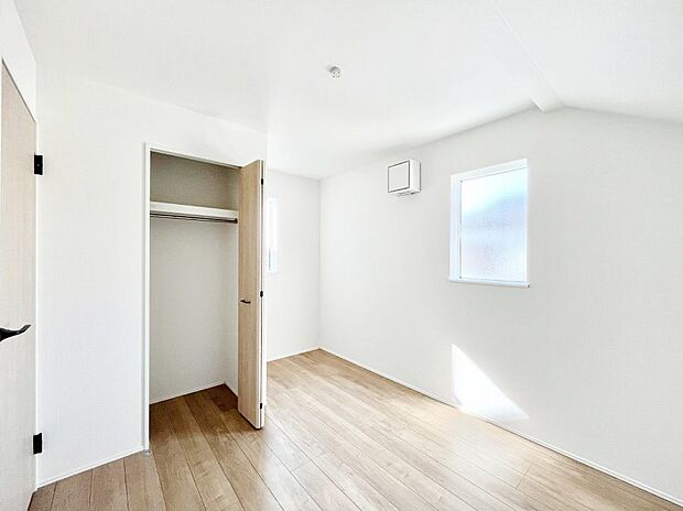 〜Bed Room〜　木の温もりがやさしいフローリングは安らぎをもたらすプライベート空間。明るめのフローリングですので、壁紙ともマッチし、お部屋を更に広く見せてくれる効果も。