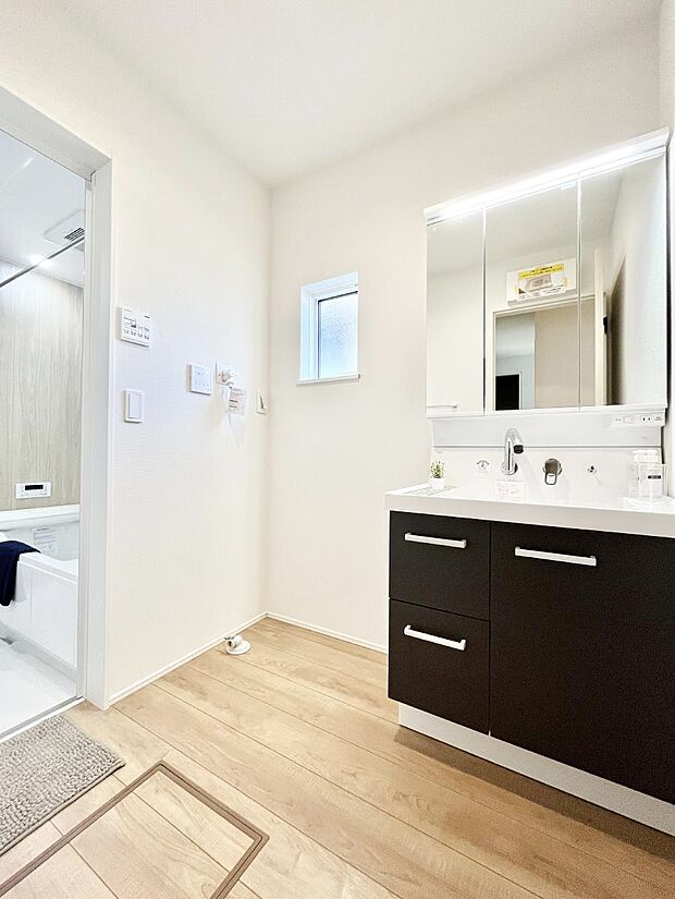 ~Dressing Room~ 暗くなりがちな洗面所も窓があると採光と換気が可能なので気持ちよくお使い頂けます。三面鏡タイプの洗面台は鏡裏収納で散らかりがちな洗面所もスッキリ♪