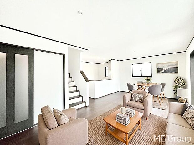 〜Living〜　家族の会話や笑顔が行き交うリビングです。大きなソファやダイニングテーブルでゆったり食事をしたりくつろぎたい♪そんな夢が叶えられる空間です！※家具はCGです