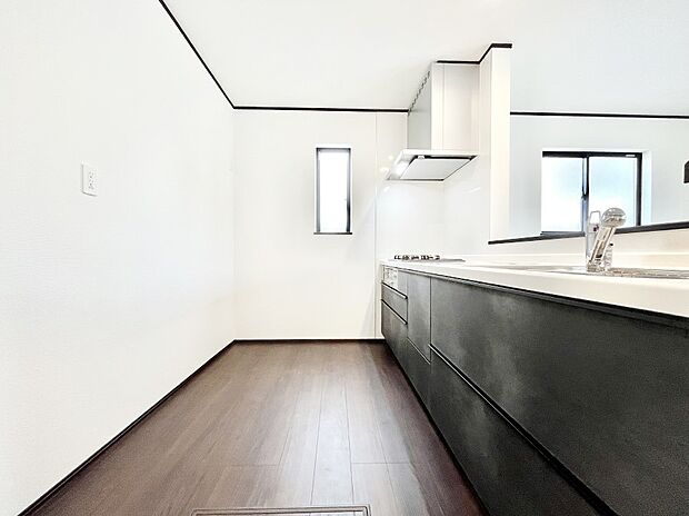 〜Kitchen〜　自然光が入る窓のあるキッチン☆毎日使う場所だからこそ、使い勝手を考慮しました。ゆったりとしたキッチンコーナーは質感豊かな仕上がりとなっております。