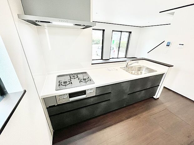 〜Kitchen〜リビングが見渡せるカウンターキッチン。料理をしながら家族とコミュニケーションをとれるだけでなく、大きな開放感も得ることができます。  お子様の成長も感じることができますね！