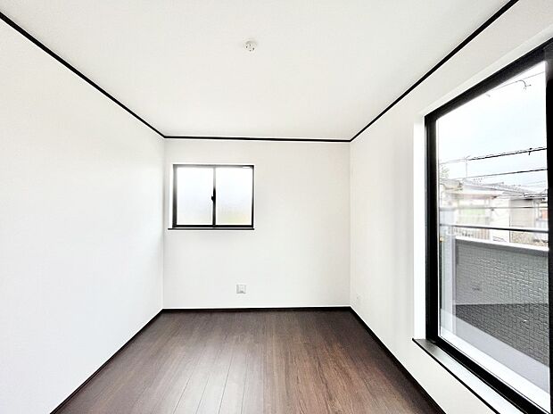 〜Bed Room〜　2面採光を確保した明るい室内は、風通しも良く、大変居心地の良い空間となっております。爽やかな風を感じて起きる朝は、快適生活の始まりに！日当たりや通風がとても良い住まい♪