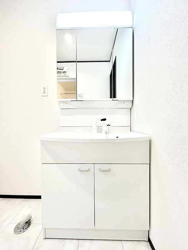 〜Dressing Room〜清潔感溢れる色合いで統一されていると、スッキリと整った印象をうけます。鏡の裏にはたっぷりと収納スペースを標準装備！  水廻りは、シンプルかつ機能性を重視して。