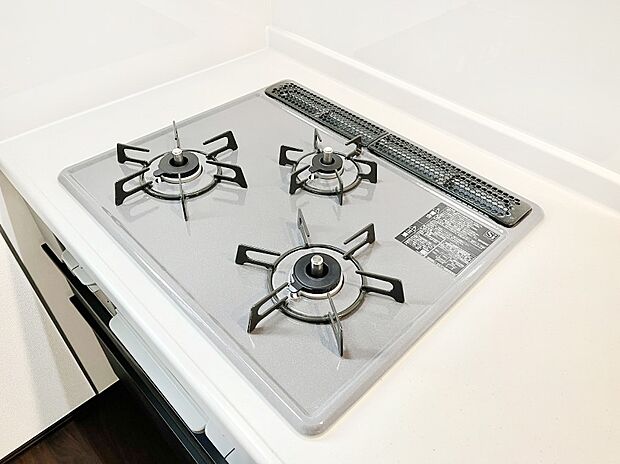 ガスコンロはＳｉセンサー搭載。火力調節や焦げ付き・消し忘れも防いでくれます。