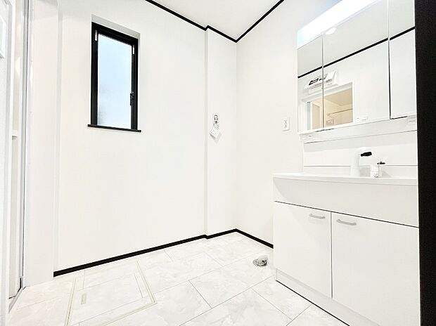 〜Dressing Room〜　暗くなりがちな洗面所も窓があると採光と換気が可能なので気持ちよくお使い頂けます。三面鏡タイプの洗面台は鏡裏収納で散らかりがちな洗面所もスッキリ♪