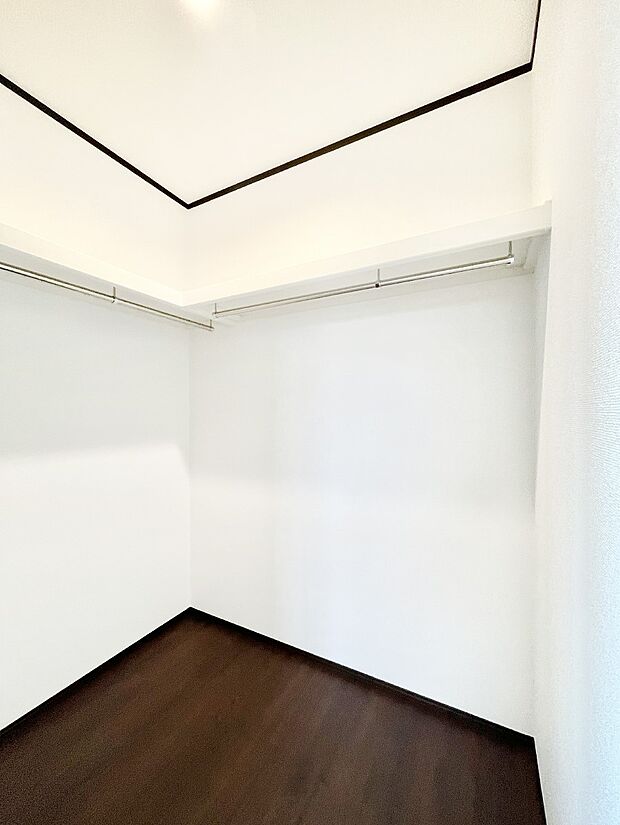 〜Walk-in Closet〜　必要なものやコーディネートを一覧して確認でき、身支度や準備が短時間で済むウォークインクローゼットを設置しました。家の中をすっきりとさせる便利な収納スペースです。