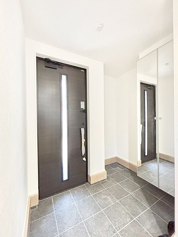 ミラー付きシューズボックスはお出かけ前の身だしなみチェックに便利