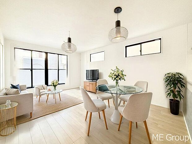 ご家族の賑やかな話し声で包まれる明るいリビング ※家具はCGです