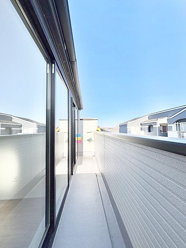 ゆったりバルコニーだから沢山お洗濯ものを干せます。