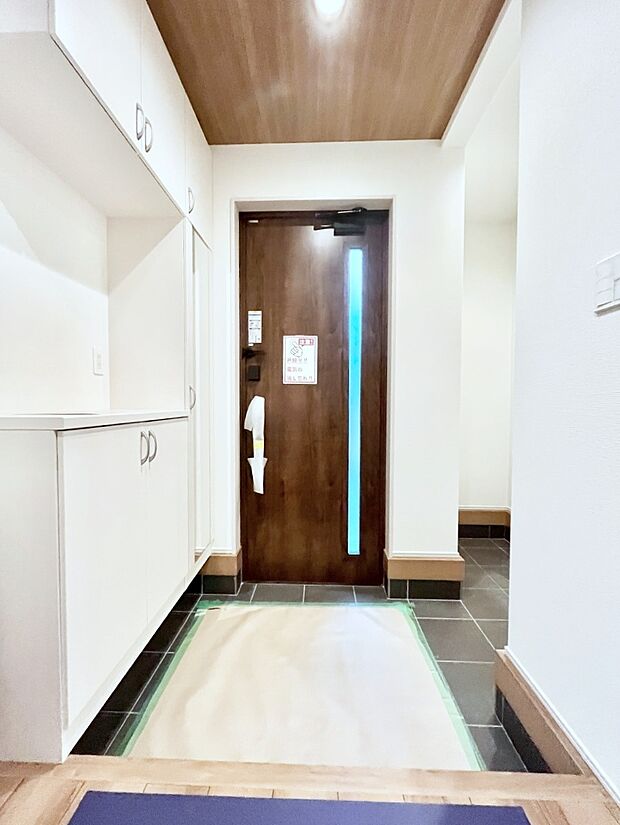 飾り棚を利用して、お越しいただくお客様をおもてなしできます。