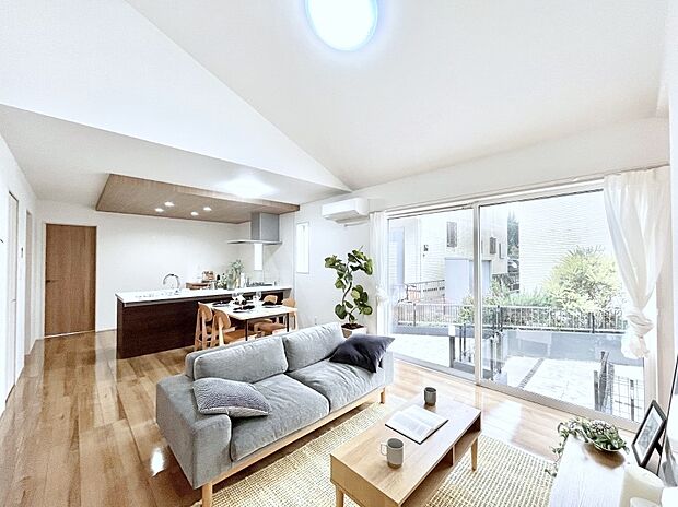 ご家族の賑やかな話し声で包まれる明るいリビング