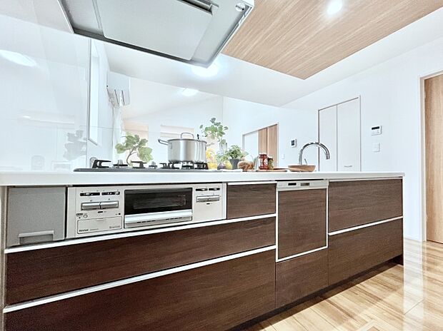 食洗機・浄水器・3ツ口コンロなどデザイン性も機能性も兼ね備えたシステムキッチン!