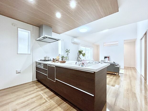 カウンター越しに楽しいおしゃべり。いつものお料理がもっと美味しくなりそうですね。