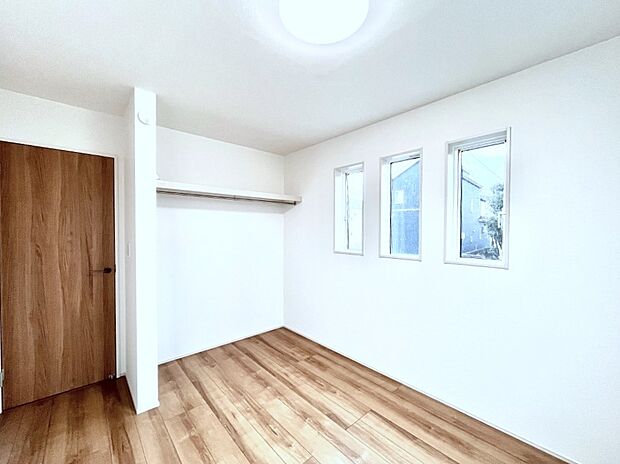 お子様も出し入れしやすいオープンクローゼット完備!