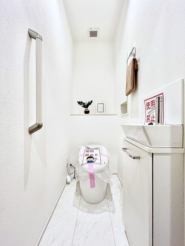 明るく清潔感のあるトイレです。