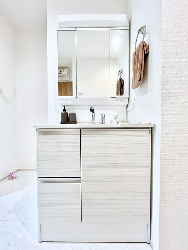 大きく見やすい三面鏡で清潔感ある洗面台は、身だしなみチェックや肌のお手入れにおすすめです。 