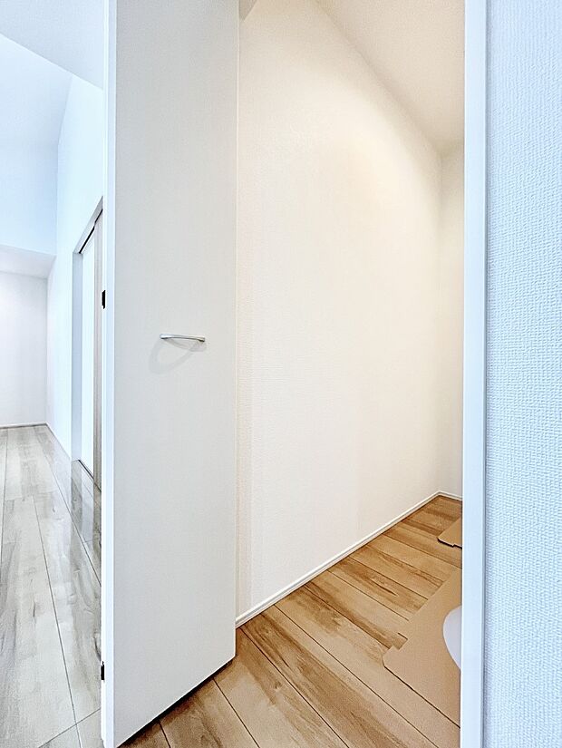 リビング横には家族みんなの共有物を収納するのに便利なファミリークローク