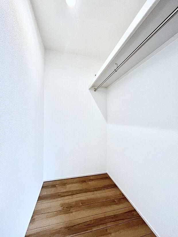 ウォークインクローゼット付きで生活空間を広く利用できます。