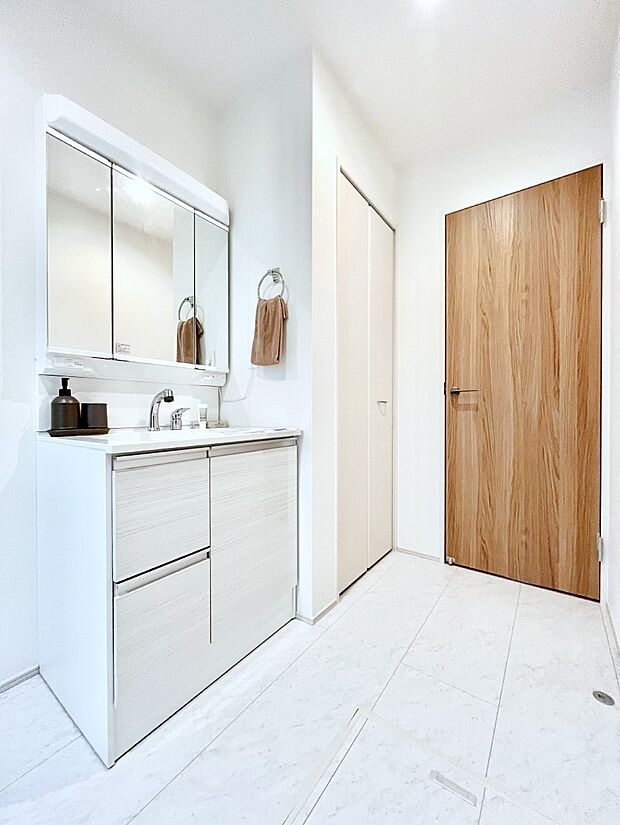 清潔感ある洗面化粧室で朝の身支度も快適