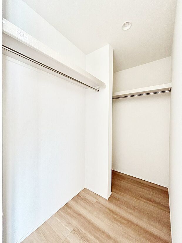 ウォークインクローゼットの活用で生活空間スッキリ