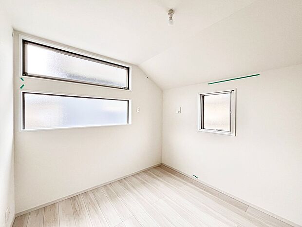 ~Bed Room~ 部屋数が多いのが戸建てのメリットです。ご家族が増えたことで手狭に感じていた住まいも戸建てでは各居室プライバシーを保つことができます。住まいにゆとりが生まれ心もリラックスできます♪