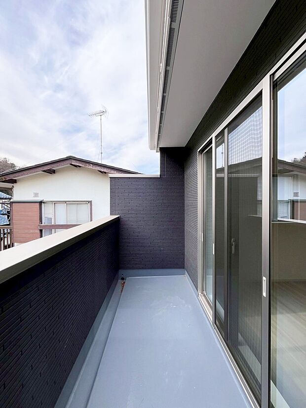 ~Balcony~ バルコニーは温かい陽がさしこみ、お布団や洗濯物を気持ちよく干すことができます。 使いやすく開放的なバルコニーです♪陽ざしがたっぷり降り注ぐ、バルコニー付き住まい。