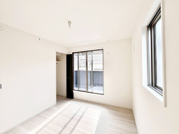 ~Bed Room~ バルコニーからの採光で朝もスッキリ目が覚めそうですね!穏やかな光が差し込む室内には、穏やかな時間が流れます。休日には、落ち着いた空間で自分の趣味を楽しむのはいかがですか。