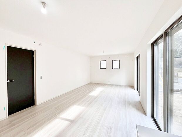 ~Living~ 豊かな陽光がこの場所を照らしだす。光溢れるこの空間はみんなの笑顔が集う場所、時を忘れ、つきることのないたわいもない会話を楽しむ時間、たくさんの思いが綴られる場所。